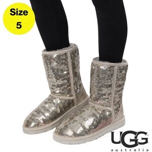UGG 🌟 Women’s Glittering Gold Sequin Pull-On Fur Boots (Size 5)